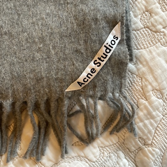 Acne Studios grey scarf - Picture 3 of 10